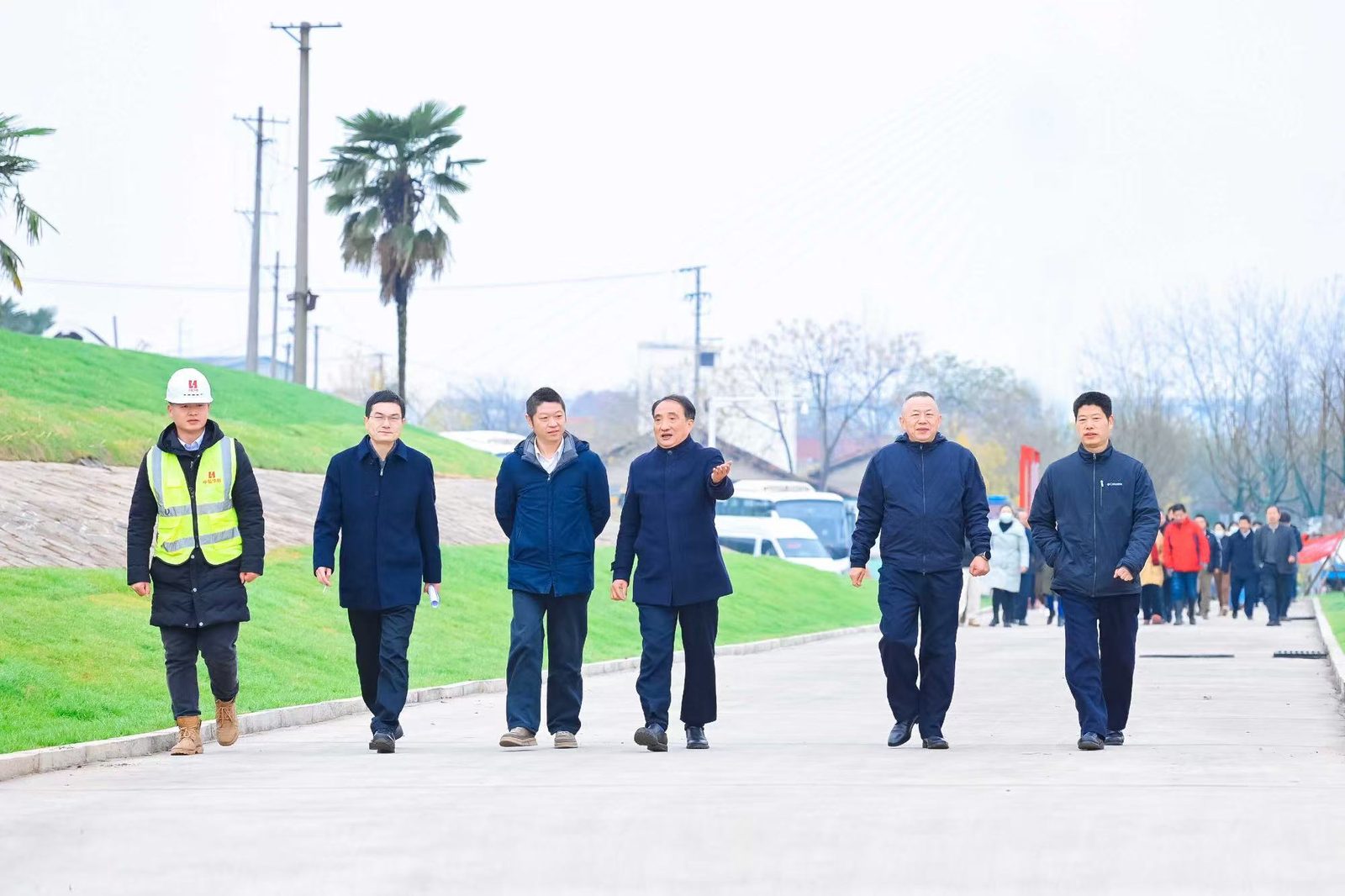 青山同心协商林揭牌仪式暨义务植树活动 主题背景板前全体合影